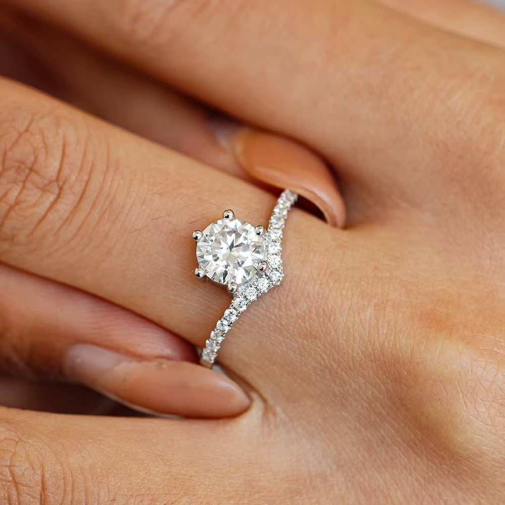 New Arrival Fashion Style 1 Ct VVS D Color Moissanite 925
Sterling Silver Classic Six-Claw Design Engagement Ring