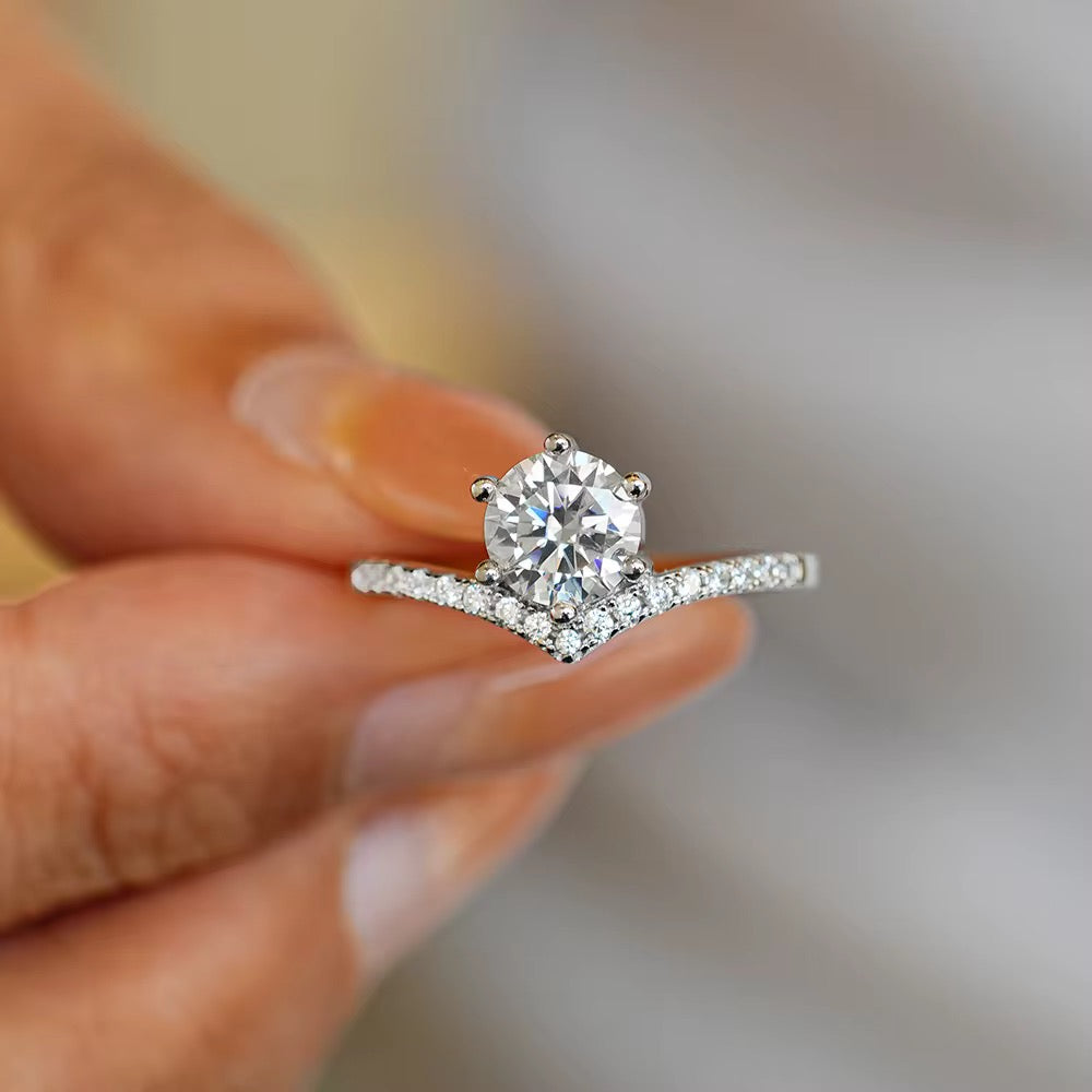 New Arrival Fashion Style 1 Ct VVS D Color Moissanite 925
Sterling Silver Classic Six-Claw Design Engagement Ring