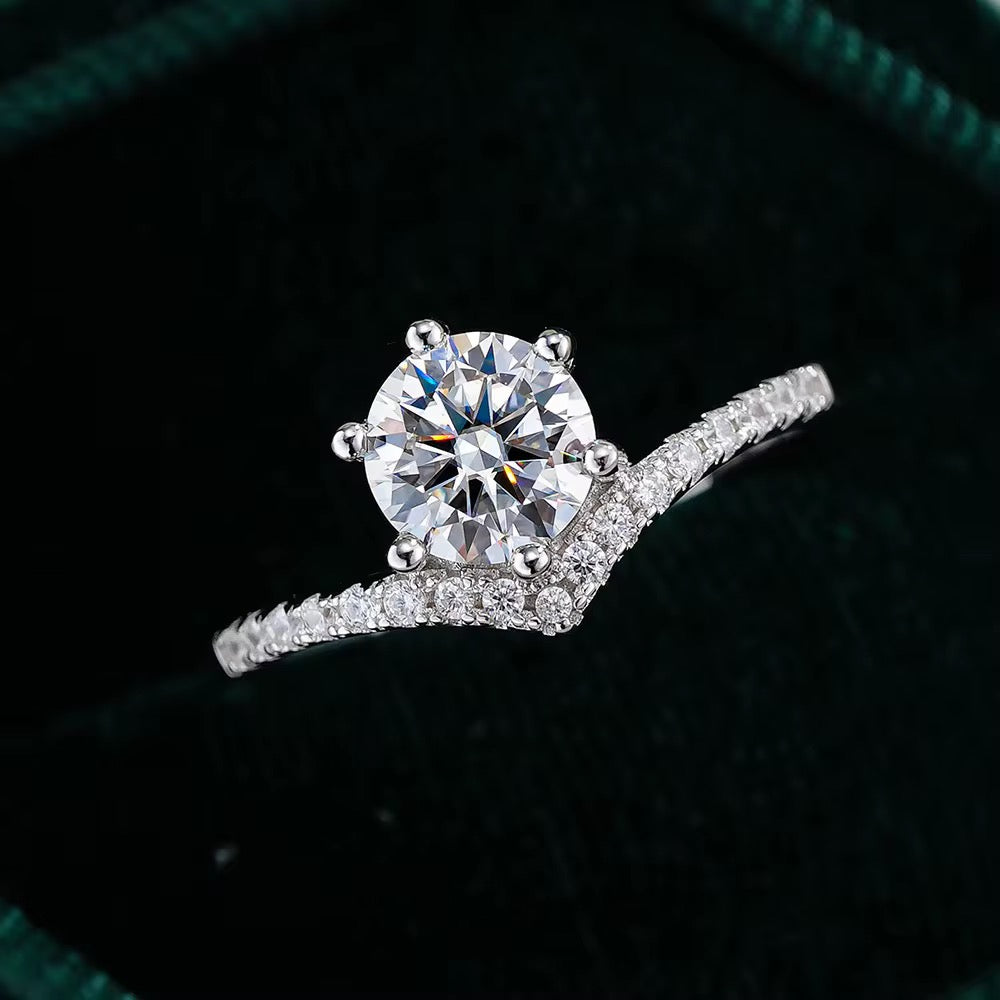 New Arrival Fashion Style 1 Ct VVS D Color Moissanite 925
Sterling Silver Classic Six-Claw Design Engagement Ring